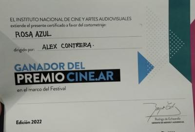 El certificado de otorgamiento del premio CINE.AR para el audiovisual "Rosa Azul", dirigido por Alex Contrera.