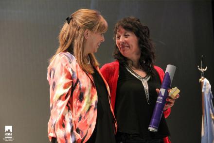 Foto de archivo: La Decana Eugenia de San Pedro entrega el diploma a una graduada de nuestra sede