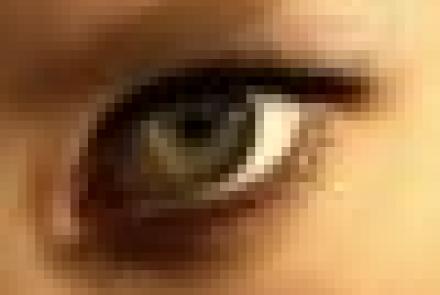 Foto de archivo: La Decana Eugenia de San Pedro entrega el diploma a una graduada de nuestra sede