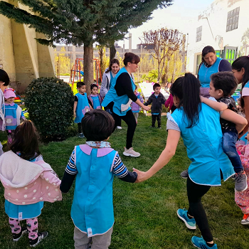 Festejo día de la Primavera en el patio del Jardin